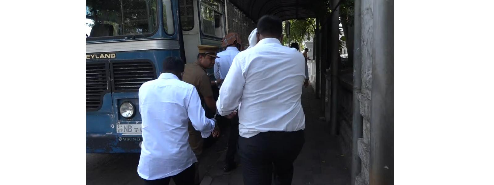 ඩොලර් රටින් පිටකිරීමේ : බැංකු නිලධාරීන් රිමාන්ඩ්